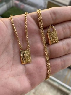 Escapulário Sagrado Coração de Jesus e Nossa Senhora do Carmo Placa 60cm Veneziana (Banho de Ouro) - ShiromaJoias