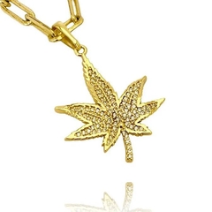 Pingente Cannabis Cravejado (3,8cmX3,1cm) (Banho Ouro 24k) - comprar online