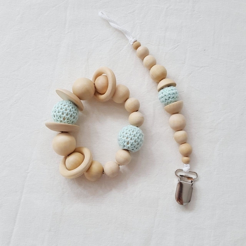 Portachupetes de madera y crochet