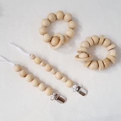 Portachupetes de madera y crochet - comprar online