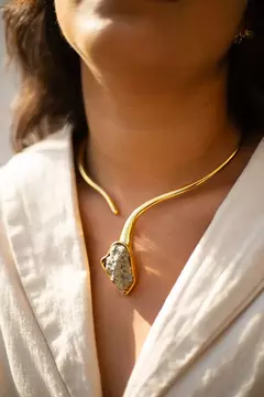 Gargantilha Aisha Pirita na internet