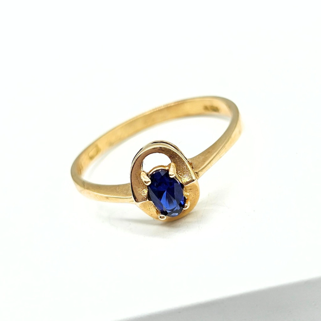Anillo de oro zafiro
