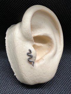 Piercing Labret Titânio Cobra Texturizada (Orelha) - Galaxy Piercings