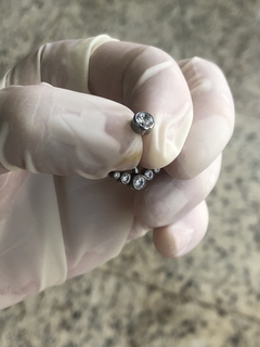 Piercing Banana Titânio 6 Zircônias (Umbigo) - comprar online