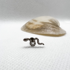 Piercing Labret Titânio Cobra Cravejada (Orelha) - comprar online
