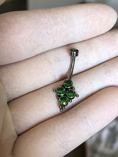 Piercing Banana Titânio Zircônias Verdes - Modelo 2 (Umbigo) - comprar online