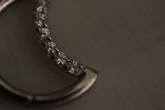 Clicker Cravejado Zircônia Formato Lua (Daith) - loja online