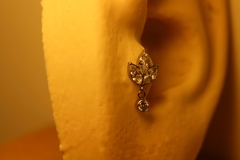 Labret Flor De Lis Titânio Pingente Flat | Tragus - Galaxy Piercings