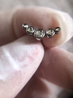 Piercing Orelha Cluster Titânio Cristais (Conch | Hélix | Tragus | Antihelix | Scapha | Lóbulo)