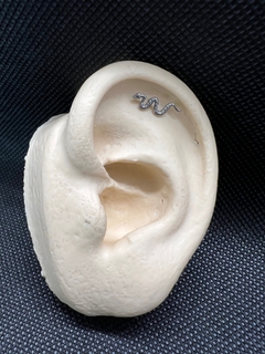 Piercing Labret Titânio Cobra Texturizada (Orelha) - comprar online