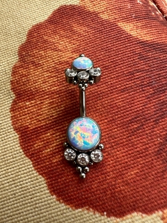 Piercing Banana Ornamental Titânio Opalas Azuis e Zircônias (Umbigo)