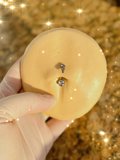 Piercing Banana Umbigo Feminino Titânio Trio Zircônias Brancas Rosca Interna