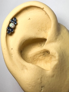 Labret Titânio Opala Branca Zircônia Azul (Orelha) - Galaxy Piercings