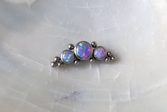 Piercing de titânio adornado com opalas roxas (orelha)