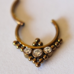 Argola Clicker Indiana Anodizada em Bronze 3 zircônias (Septo | Daith | Hélix) na internet