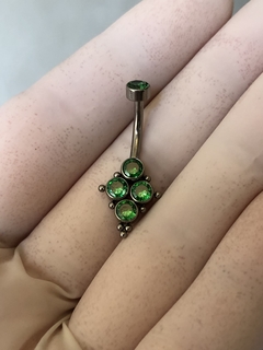 Piercing Banana Titânio Zircônias Verdes - Modelo 2 (Umbigo) - loja online