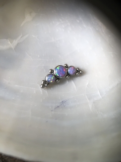 Imagem do Piercing de titânio adornado com opalas roxas (orelha)