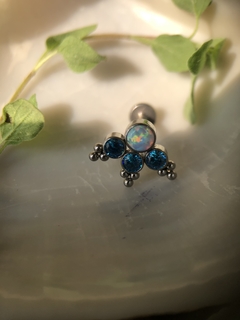 Imagem do Piercing de titânio adornado com uma opala branca e três zircônias azuis (orelha)