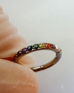 Argola Titânio Cravejada Zircônias Coloridas