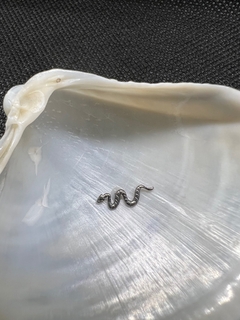 Piercing Labret Titânio Cobra Texturizada (Orelha)