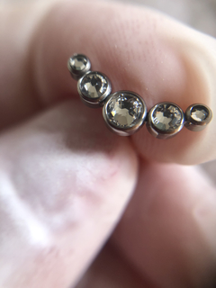 Piercing Orelha Cluster Titânio Cristais (Conch | Hélix | Tragus | Antihelix | Scapha | Lóbulo) - loja online