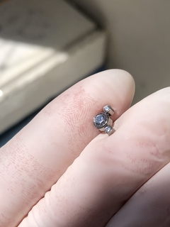 Cluster com 3 zircônias para orelha (conch, hélix, tragus, scapha, lóbulo) - Galaxy Piercings