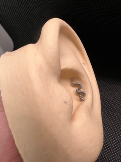 Imagem do Piercing Labret Titânio Cobra Texturizada (Orelha)