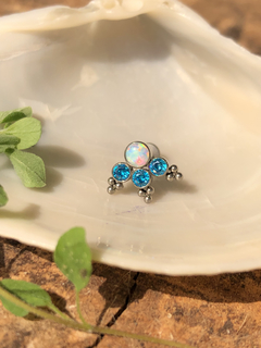 Piercing de titânio adornado com uma opala branca e três zircônias azuis (orelha) - comprar online