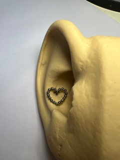 Labret Titânio Coração Esferas (Piercing Orelha) - comprar online