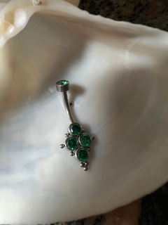 Imagem do Piercing Banana Titânio Zircônias Verdes - Modelo 2 (Umbigo)