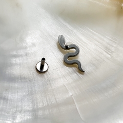 Piercing Labret Titânio Cobra Cravejada (Orelha) - loja online