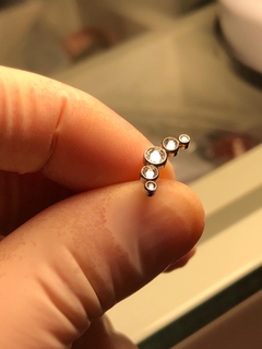 Piercing Orelha Cluster Titânio Cristais (Conch | Hélix | Tragus | Antihelix | Scapha | Lóbulo)