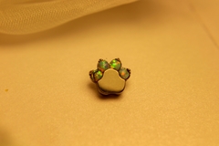 Imagem do Labret Titânio Patinha Opala (Píercing Orelha)
