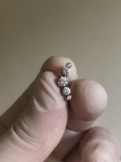 Labret Cluster Titânio Zircônias (Conch | Hélix | Scapha| Tragus) na internet