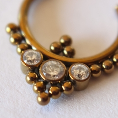 Argola Clicker Indiana Anodizada em Bronze 3 zircônias (Septo | Daith | Hélix)