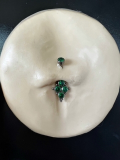 Piercing Banana Titânio Zircônias Verdes - Modelo 2 (Umbigo) na internet