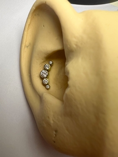 Labret Cluster Meia Lua Dourado (Piercing Orelha)