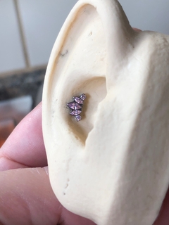 Labret Cluster Titânio Zircônia Rosa Navete - Galaxy Piercings
