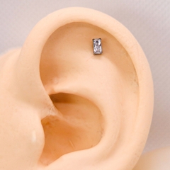 Labret Titânio Ponto de Luz Retângulo (Piercing Orelha | Medusa) - Galaxy Piercings