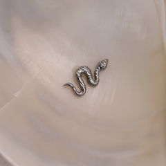 Labret Cobra Texturizada Titânio (Piercing Orelha | Flat | Helix) - loja online