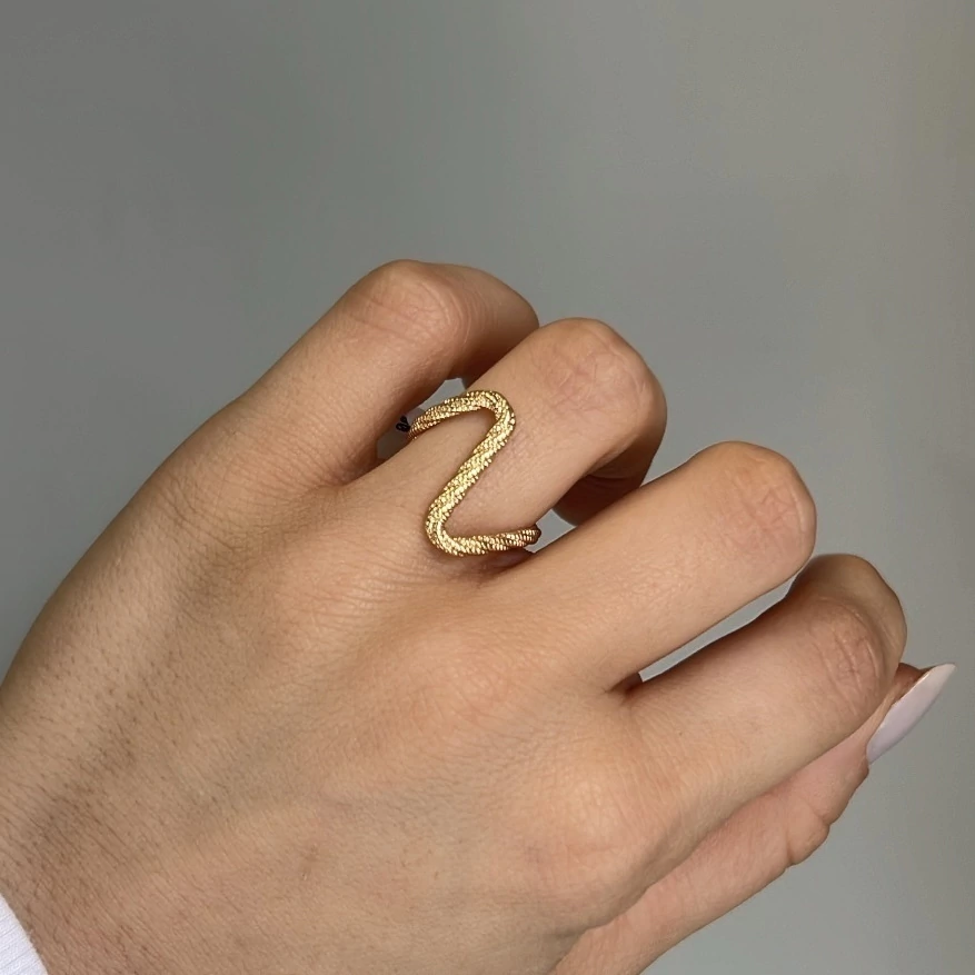 Anel abstrato trabalhado