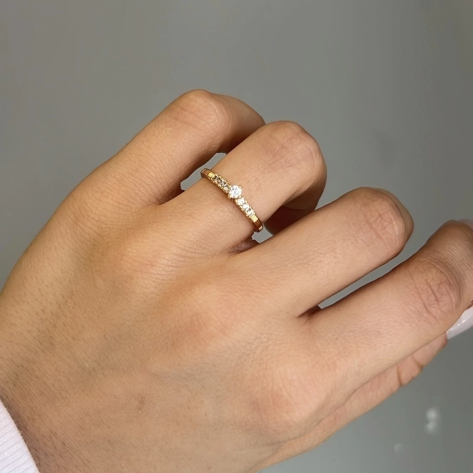 Anel solitário com zirconias Ouro 18k