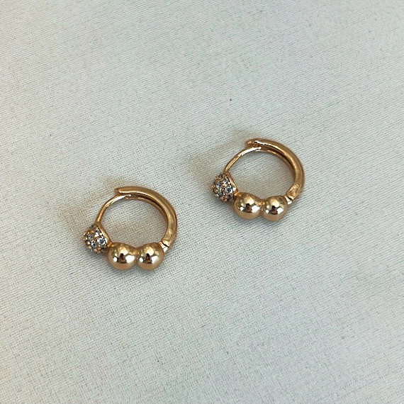 Argola click 2 bolinhas lisas e 1 cravejada