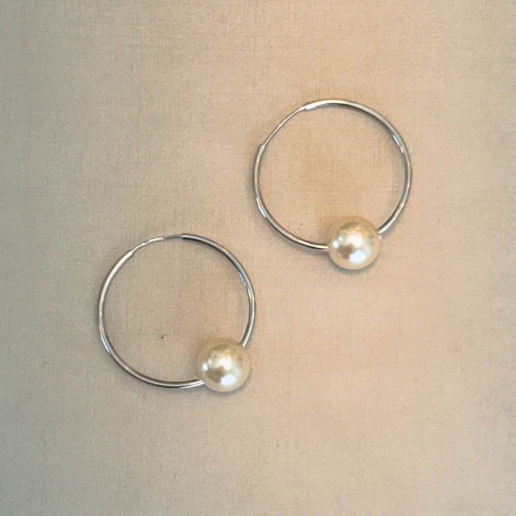 Argola lisa com pérola no meio