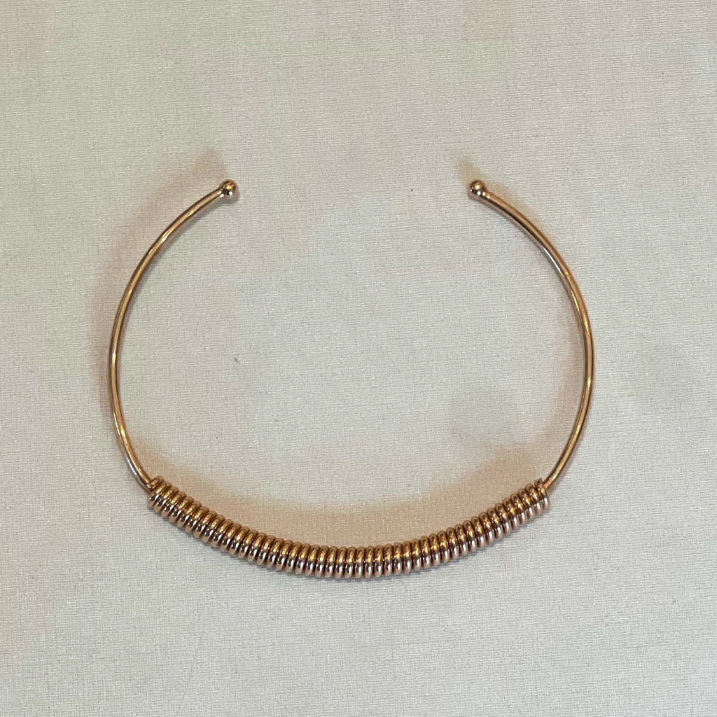 Bracelete fio liso com fio de mola