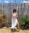 Vestido com fenda e mix de estampa