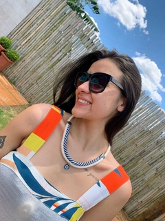 Vestido com fenda e mix de estampa