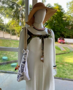 Vestido com fenda e mix de estampa na internet