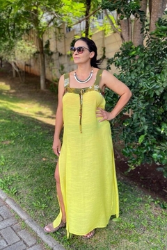 Vestido com fenda e mix de estampa na internet