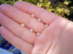Barbell Flor Con Piedra Zircon Engarzada Baño 14k en internet